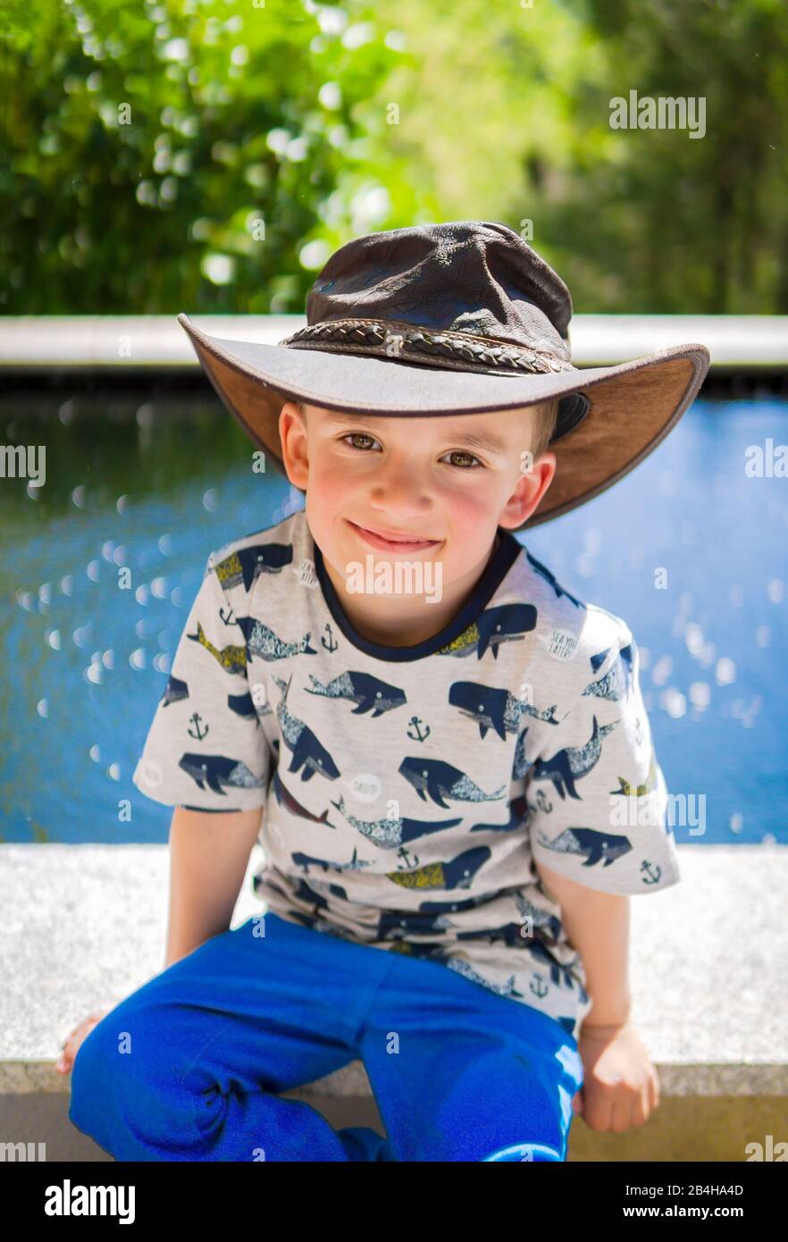 Fröhlicher Junge mit Hut Stockfoto