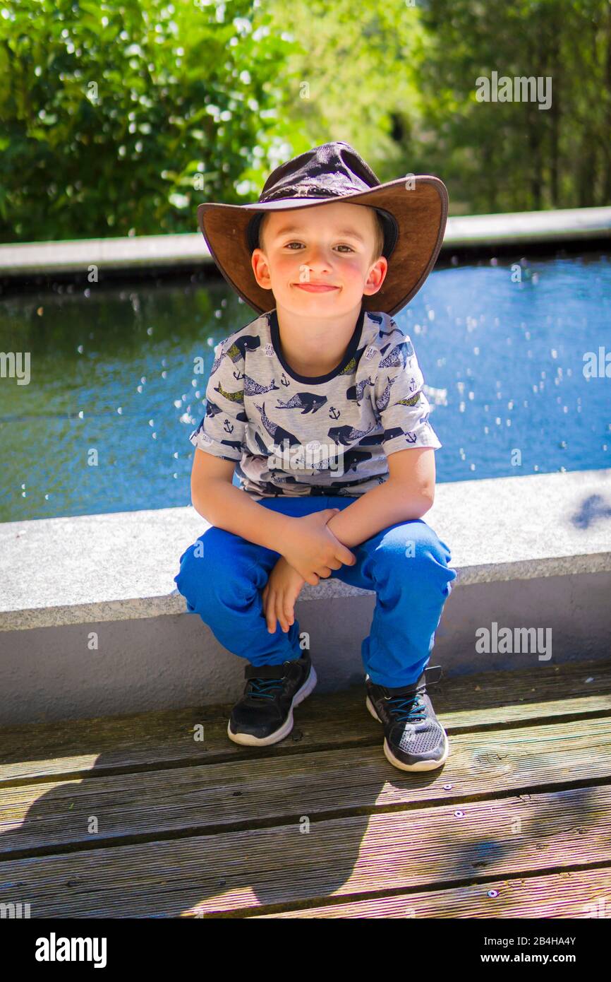 Fröhlicher Junge mit Hut Stockfoto