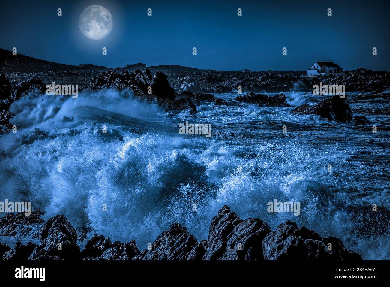 Nächtliches Surfen im Meer in Südafrika Stockfoto