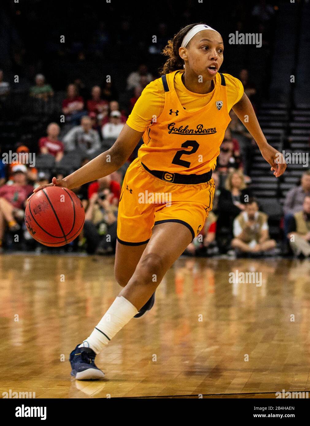 März 06 2020 Las Vegas, NV, USA Kalifornien Golden Bears Guard Cailyn Crocker (2) bringt den Ball während der Ncaa Pac 12 Damen Basketball Tournament Viertelfinals zwischen Arizona Wildcats und den California Golden Bears 73-86 verloren im Mandalay Bay Event Center Las Vegas, NV. Thurman James/CSM Stockfoto