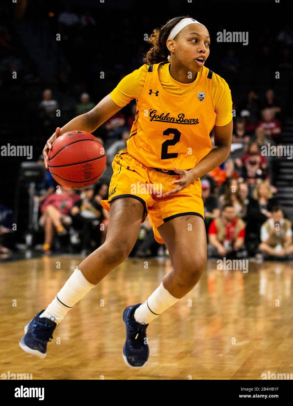 März 06 2020 Las Vegas, NV, USA Kalifornien Golden Bears Guard Cailyn Crocker (2) schaut, um den Ball während der Ncaa Pac 12 Damen Basketball Tournament Viertelfinale zwischen Arizona Wildcats und den Kalifornien Golden Bears 73-86 verloren im Mandalay Bay Event Center Las Vegas, NV zu passieren. Thurman James/CSM Stockfoto