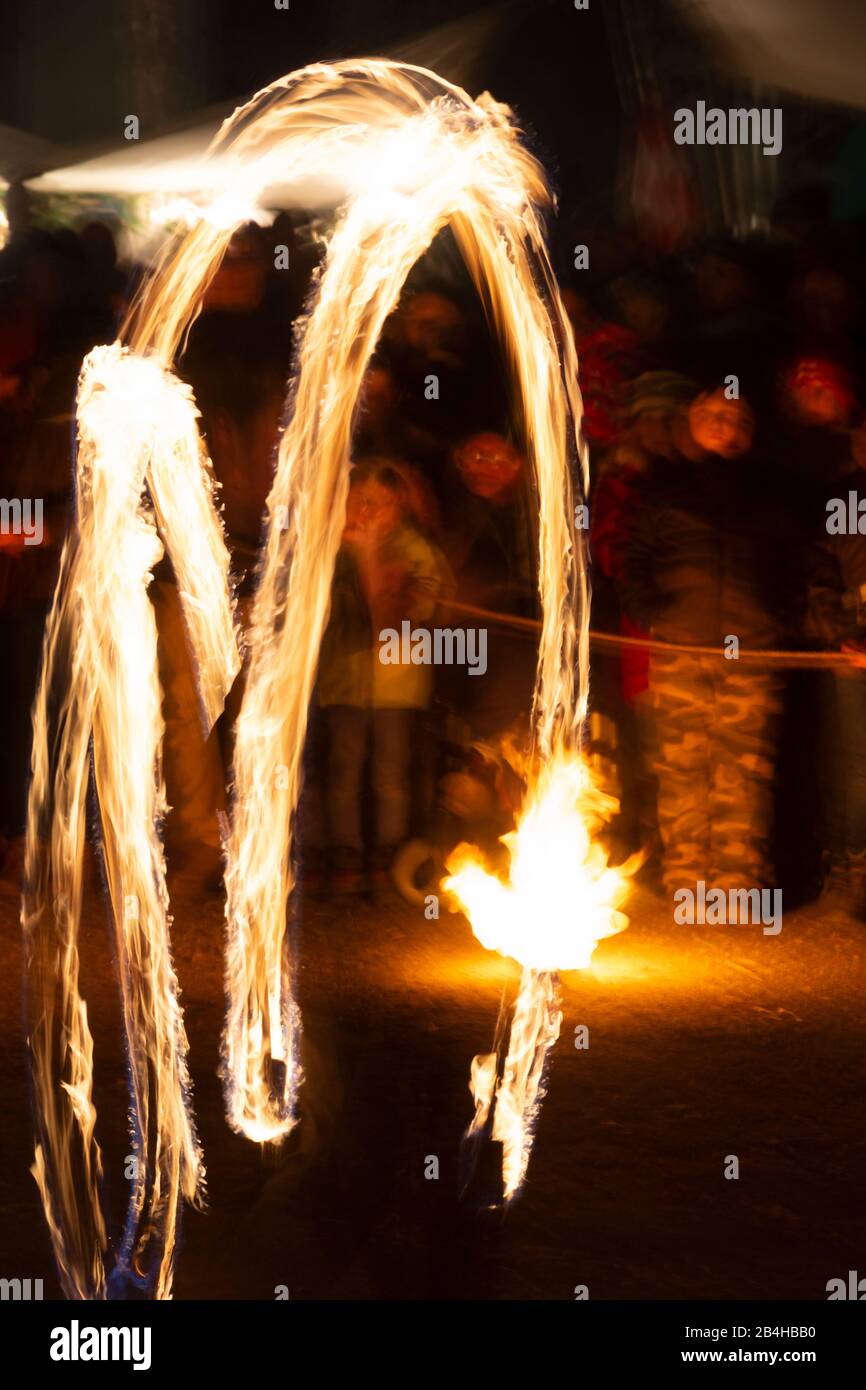 Deutschland, Feuershow mit Bewegungsunschärfe. Stockfoto