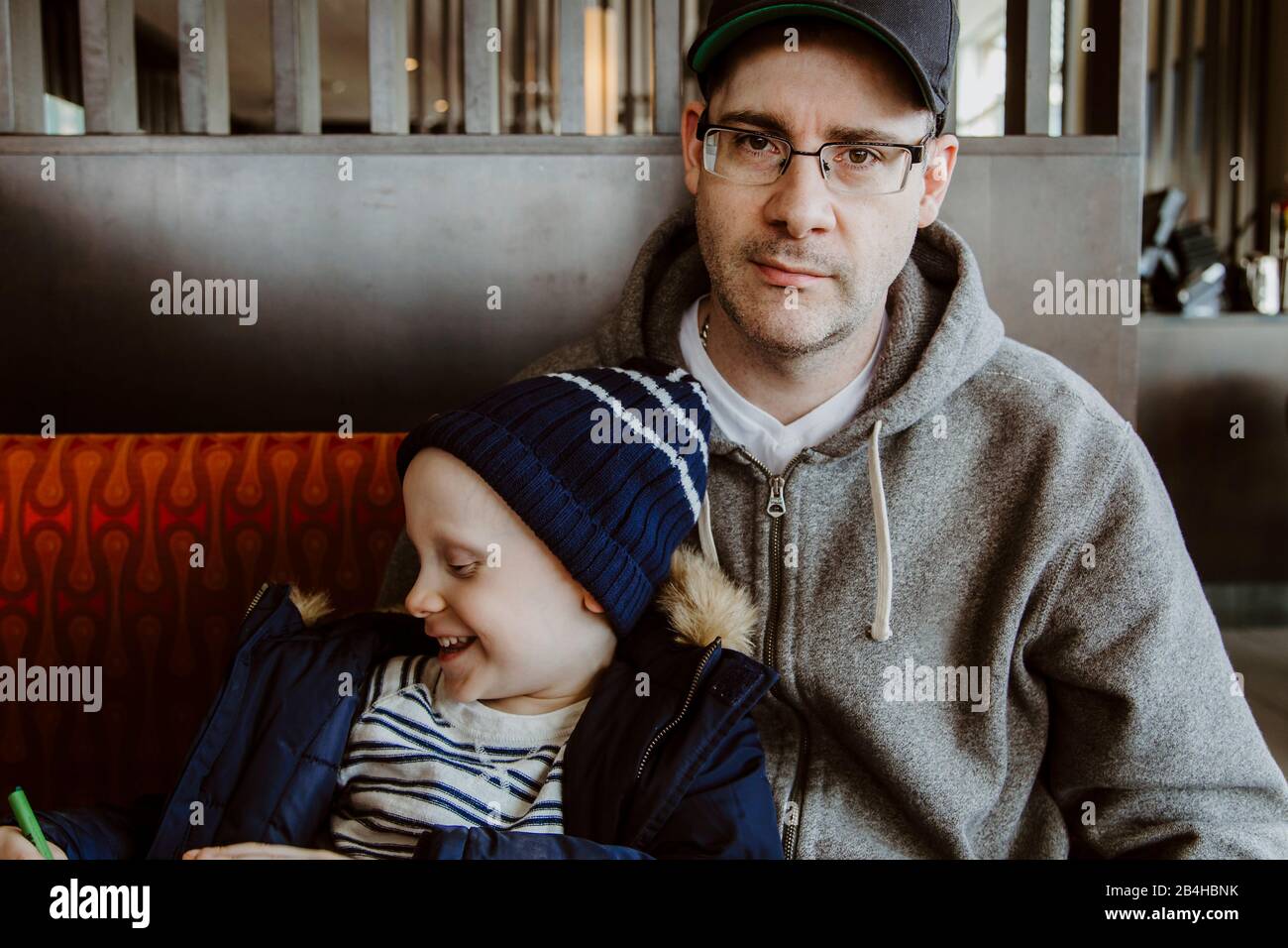 Vater und Sohn Färbung im Restaurant Stand warten auf Essen Stockfoto