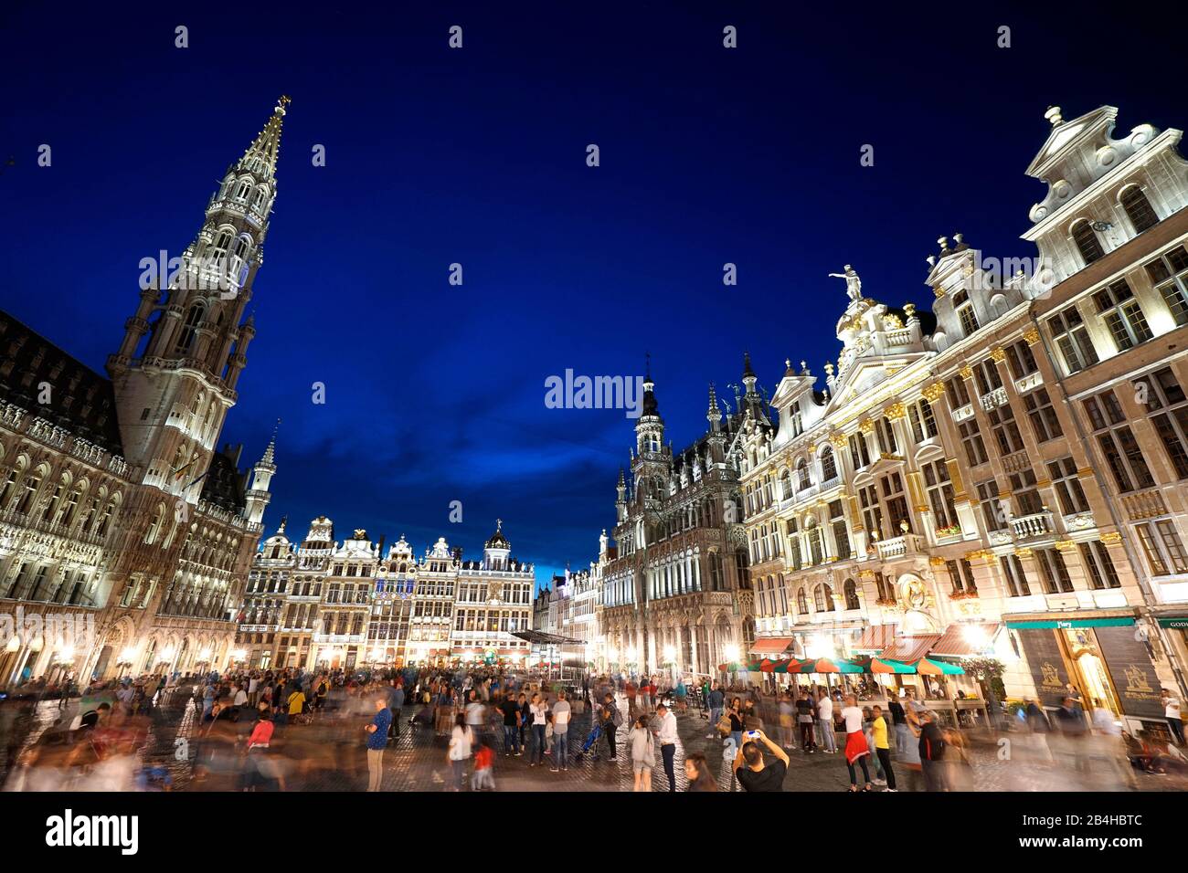 Europa, Belgien, Brüssel, Altstadt, Grand Place, Grote Markt, Historische Gebäude, Rathaus, Touristen, Abend, beleuchtet Stockfoto