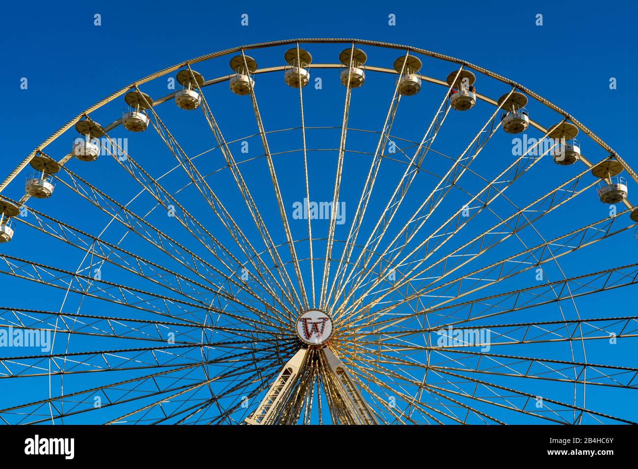 Riesenrad, mit offenen Gondeln, Blauer Himmel, auf dem Burgplatz in Essen, Stockfoto