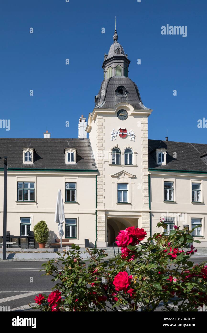 Altes Rathaus (auch Gattringer Wohnhaus) mit Torturm, Brunn am Gebirge, Bezirk Mödling, Oberösterreich Stockfoto