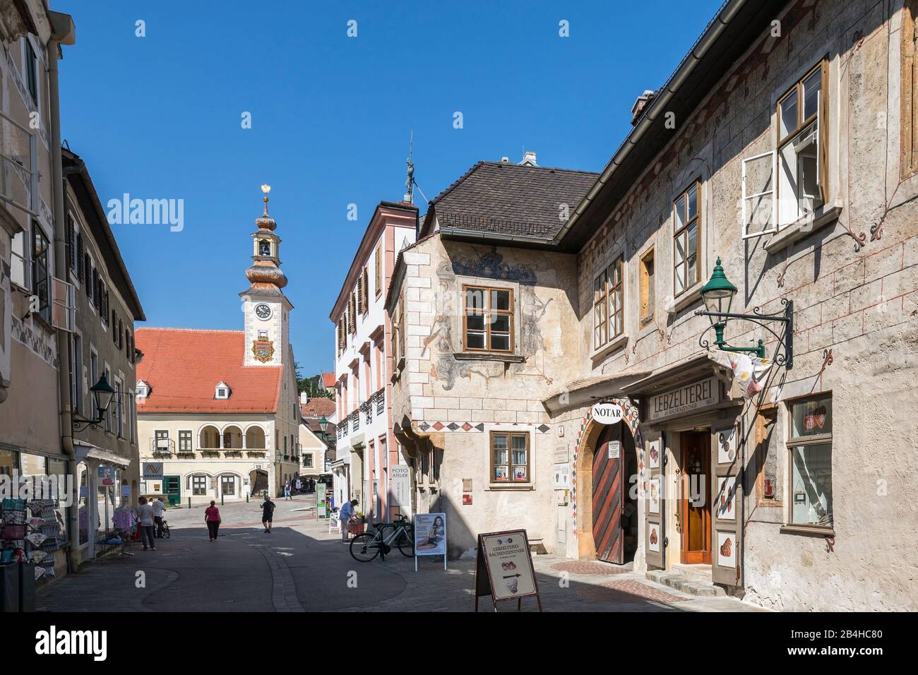 Fussgängerzone Herzoggasse mit Blick zum Rathaus (heutes Ständeramt), Mödling, Niederösterreichischen, Österreich Stockfoto