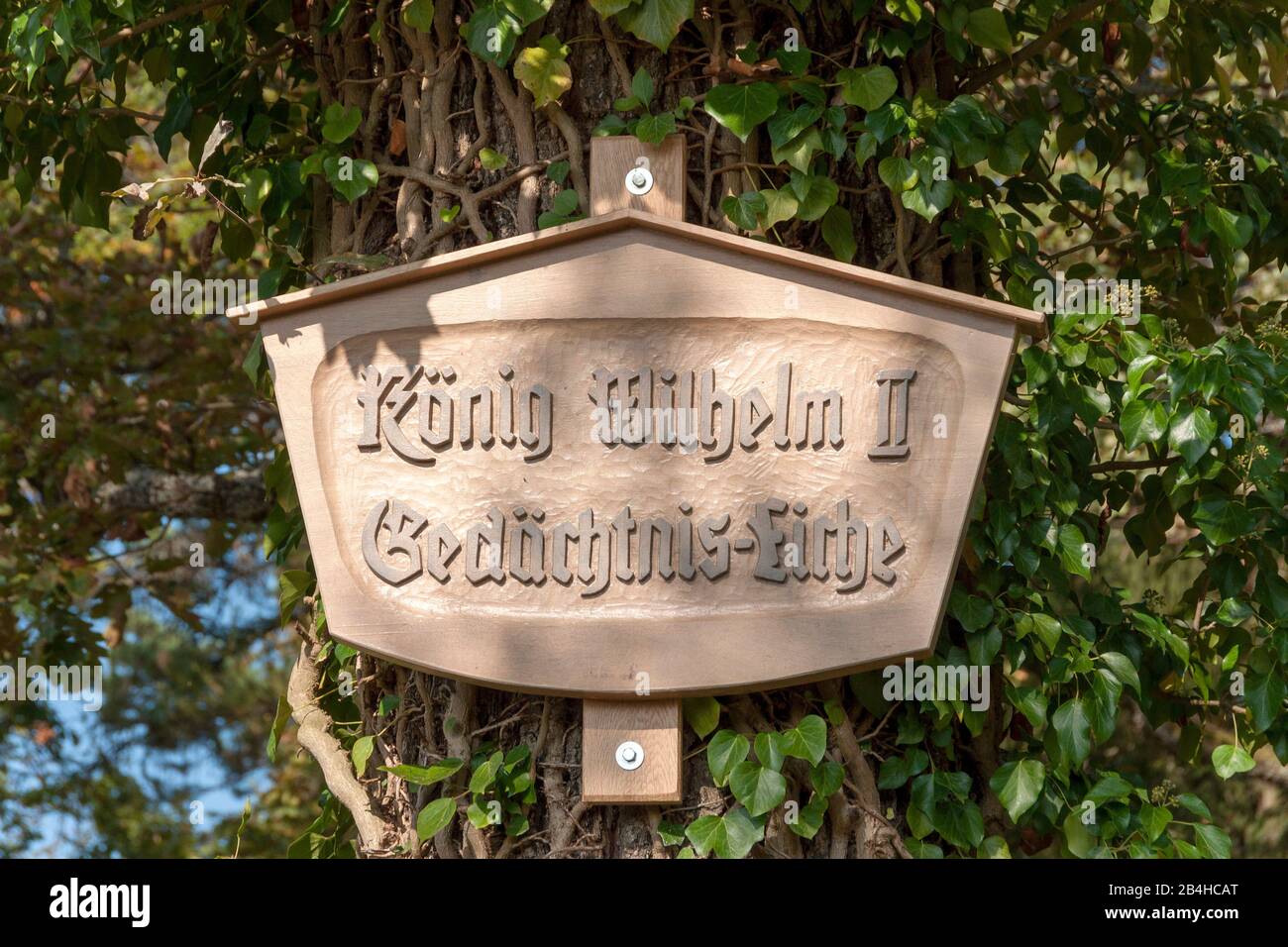 Deutschland, Baden-Württemberg, Tübingen-Bebenhausen, Holzschild für die Gedächtniseiche König Wilhelm II. In der Nähe des königlichen Jagdhauses mit NP Schönbuch. Stockfoto