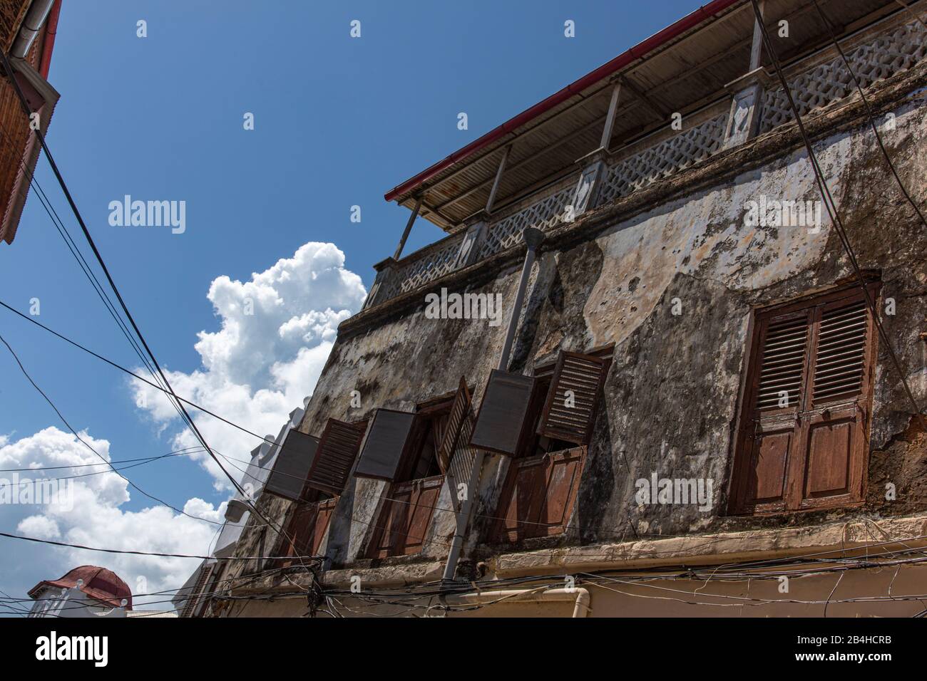 Destination Tanzania, Insel Sansibar: Impressionen aus Stone Town, dem ältesten Stadtteil Sansibars, der Hauptstadt des tansanischen Bundesstaats Sansibar. Hauswand aus Korallenkalk, verfällt. Stockfoto