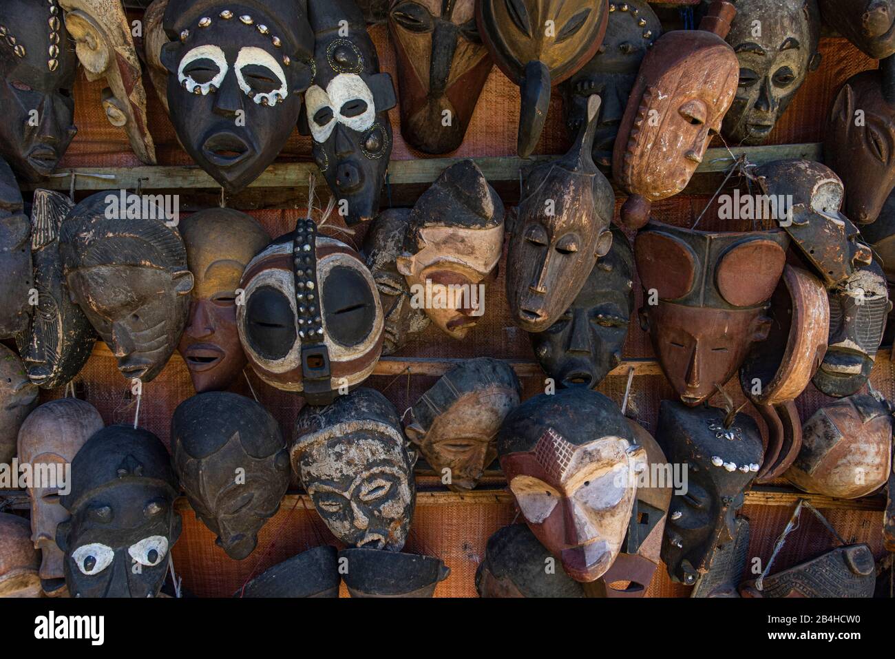 Destination Tansania, Insel Sansibar: Impressionen aus Stone Town, dem ältesten Teil der Stadt Sansibar. Holzmaskensammlung auf einem Markt Stockfoto