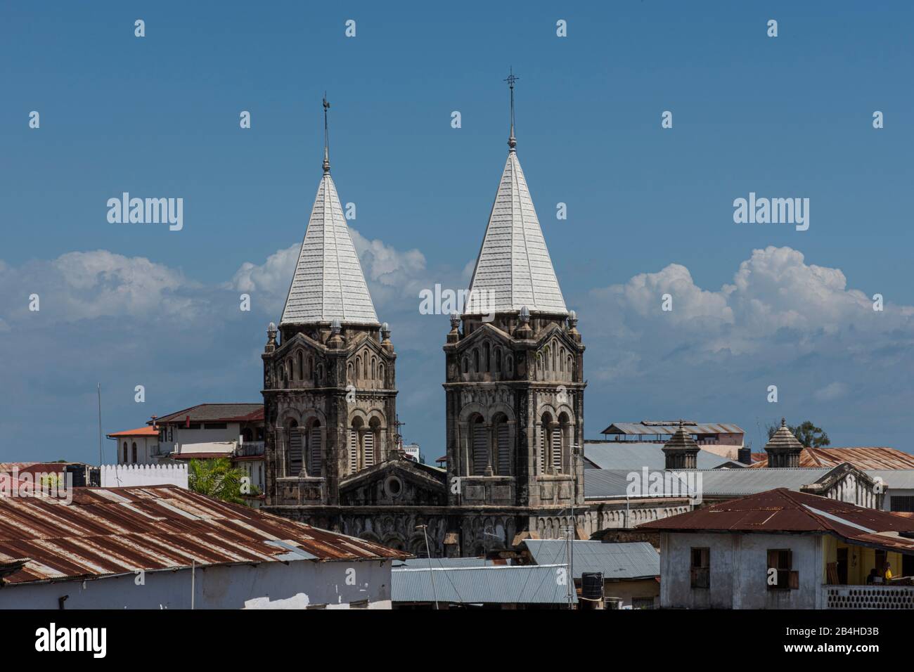 Insel Sansibar: Impressionen von Stone Town. Blick von einer Dachbar auf die Römisch-Katholische Kathedrale St. Joseph. Sie ist die älteste Kirche Ostafrikas Stockfoto