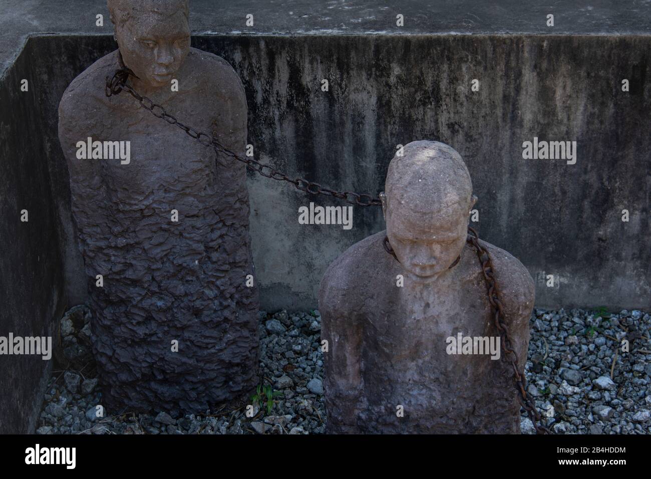 Destination Tansania, Insel Sansibar: Impressionen aus Stone Town, dem ältesten Teil der Stadt Sansibar. Statuen von Sklaven in einer Betongrube als Mahnmal gegen den Sklavenhandel. Stockfoto
