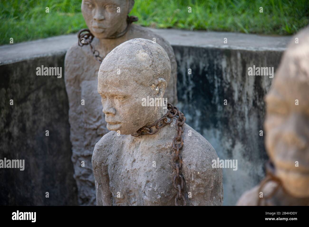 Destination Tansania, Insel Sansibar: Impressionen aus Stone Town, dem ältesten Teil der Stadt Sansibar. Statuen von Sklaven in einer Betongrube als Mahnmal gegen den Sklavenhandel. Stockfoto