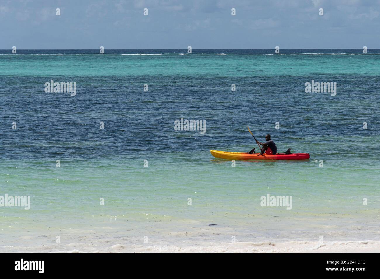 Sansibar, Tansania: Traumstrand an der Ostküste dieser afrikanischen Insel im Indischen Ozean. Paddler im Kajak. Stockfoto