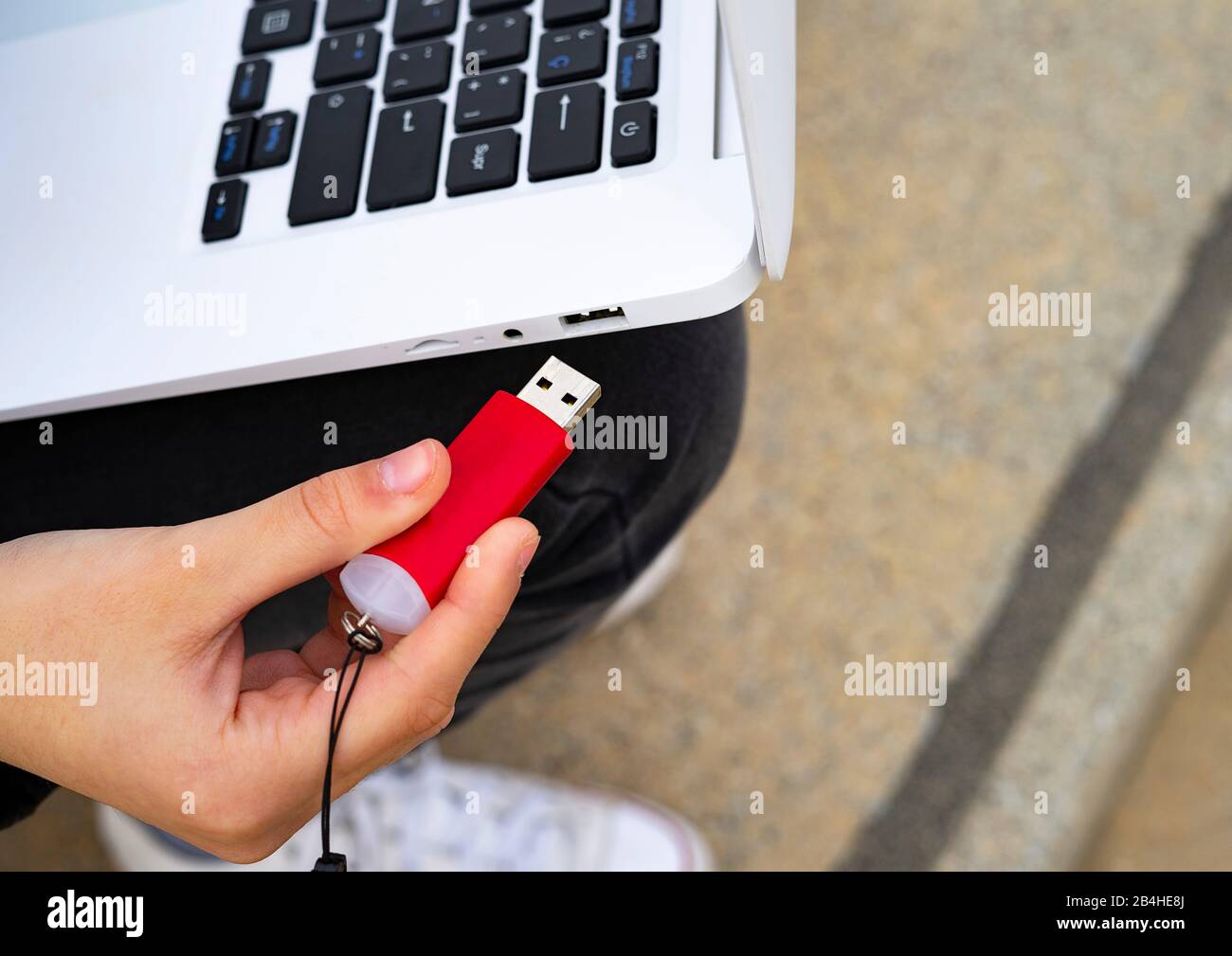 Verbinden Sie eine Pendrive mit dem Laptop per Hand. USB-Konzept. Stockfoto