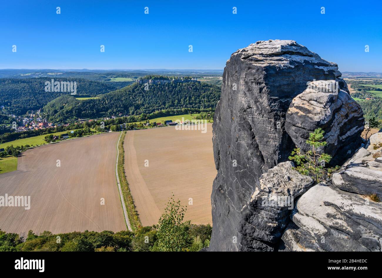 Deutschland, Sachsen, sächsische Schweiz, Bad Schandau, Ortsteil Porschdorf, Lilienstein, Blick auf das Elbtal mit Königstein und Festung Königstein Stockfoto