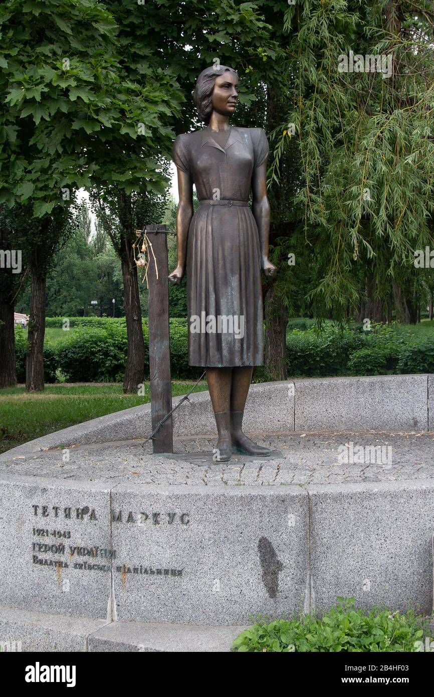 Kiew, Ukraine - 24. Mai 2018: Denkmal für den Helden der Ukraine Tetyana Marcus in Babi Yar in Kiew, Ukraine. Tatverdächtiger Markus (1921-1943) war Mitglied von Stockfoto