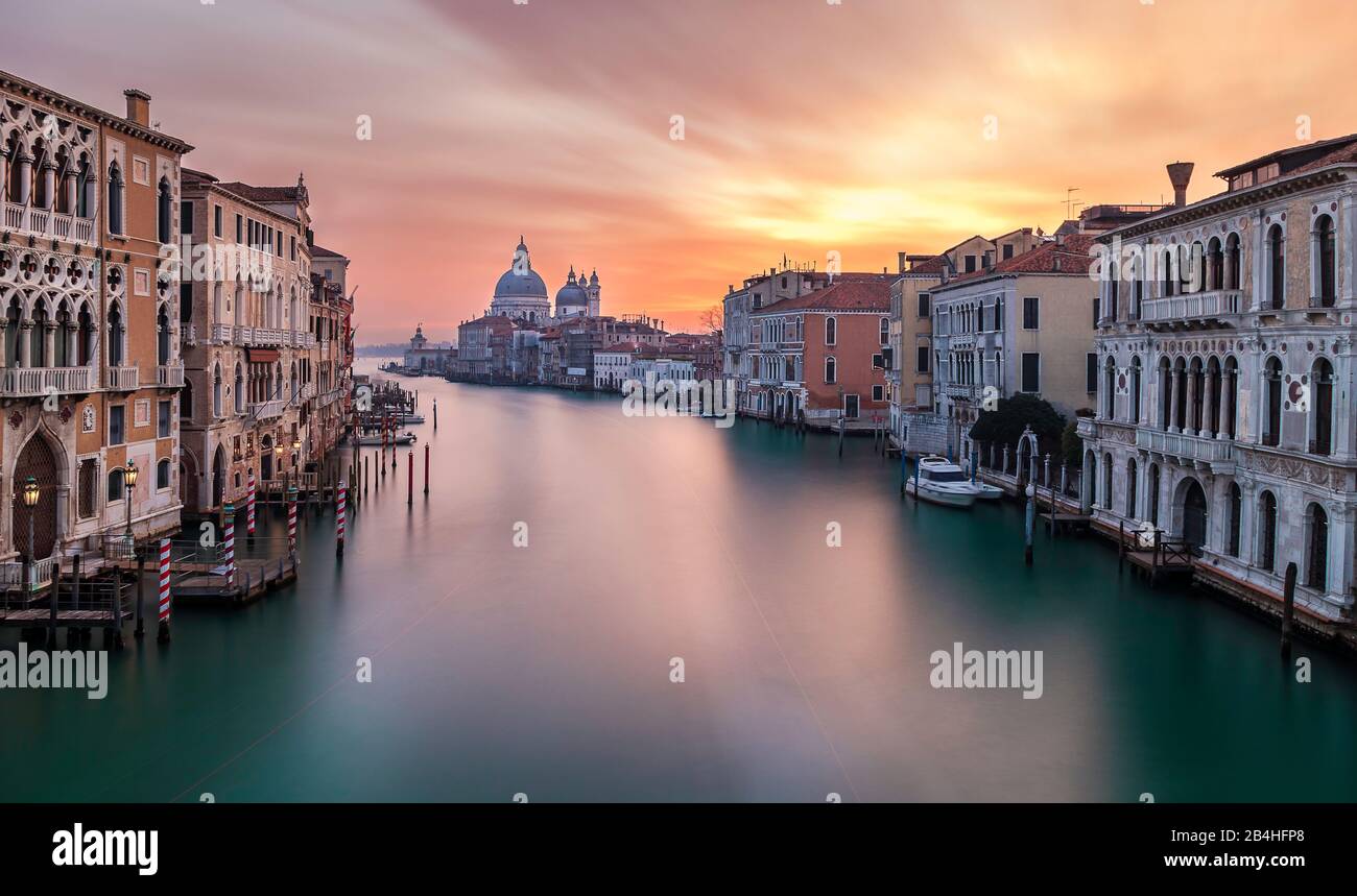 Venedig Sonnenaufgang über der akademischen Brücke am schönen Wintermorgen Stockfoto