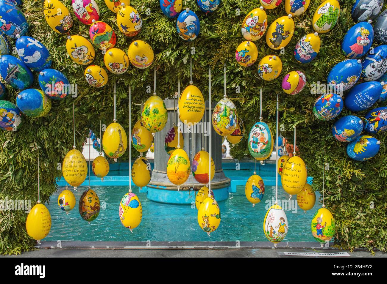 Brunnen mit osterdekoration, Deutschland, Baden-Württemberg, Schwäbische Alb, Schechingen Stockfoto