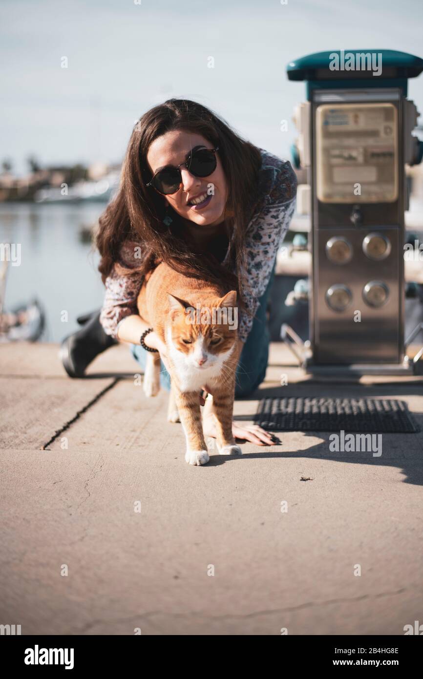 Ein Mädchen mit einer Katze neben Strom und Wasserpunkt Stockfoto