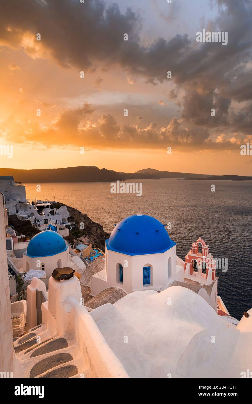 Bunte sunrise in Oia auf der Insel Santorini, Griechenland Stockfoto