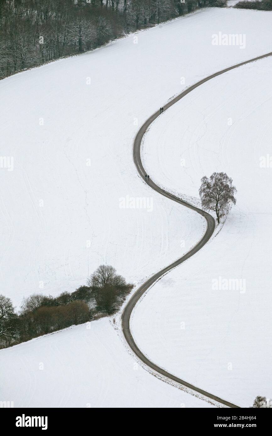 , Amblers an einer kleinen Landstraße in den Bergen, 18.01.2013, Luftbild, Deutschland, Nordrhein-Westfalen, Ruhrgebiet, Hattingen Stockfoto
