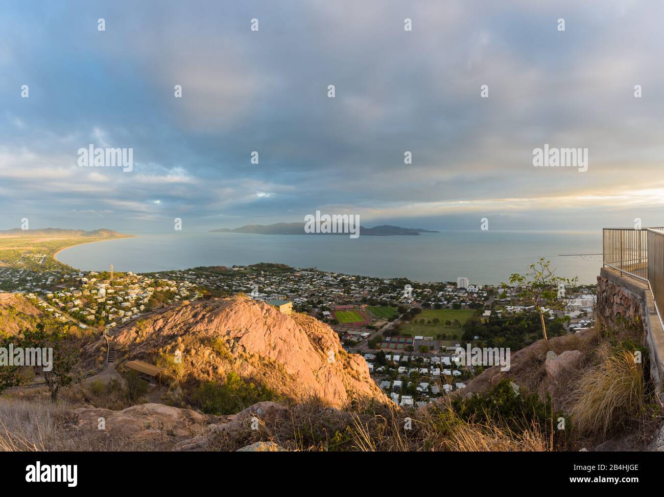 Blick auf den Sonnenaufgang auf Cape Palleranda und Magnetic Island auf dem Castle Hill in Townsville, North Queensland. Stockfoto