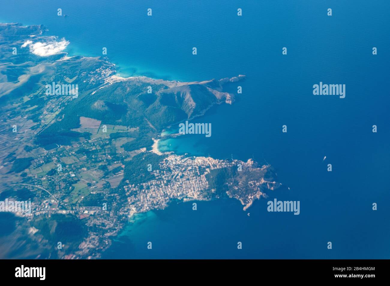 Blick aus dem Fenster eines Flugzeugs auf der Insel Mallorca nach der Abfahrt von Palma Stockfoto