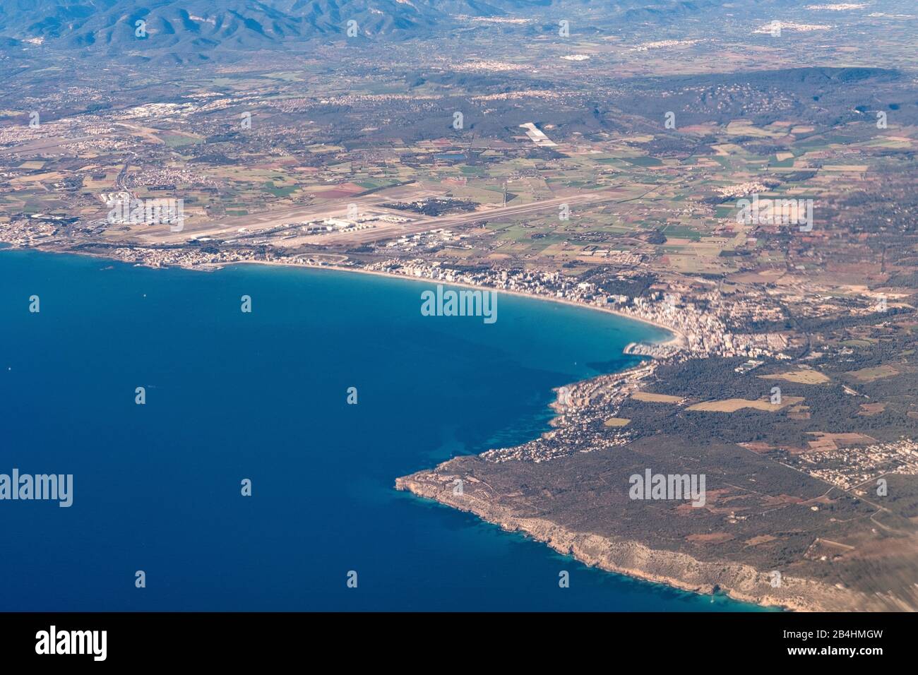 Blick aus dem Fenster eines Flugzeugs auf der Insel Mallorca nach der Abfahrt von Palma Stockfoto