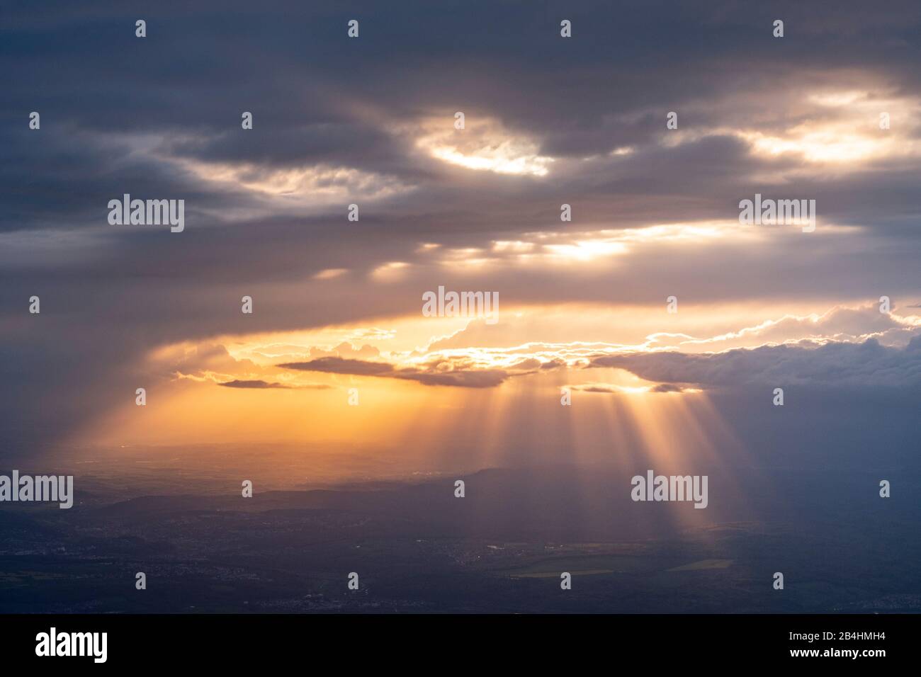 Blick aus dem Fenster eines Flugzeuges bei Sonnenuntergang mit beeindruckendem Lichtspiel über die süddeutsche Landschaft Stockfoto