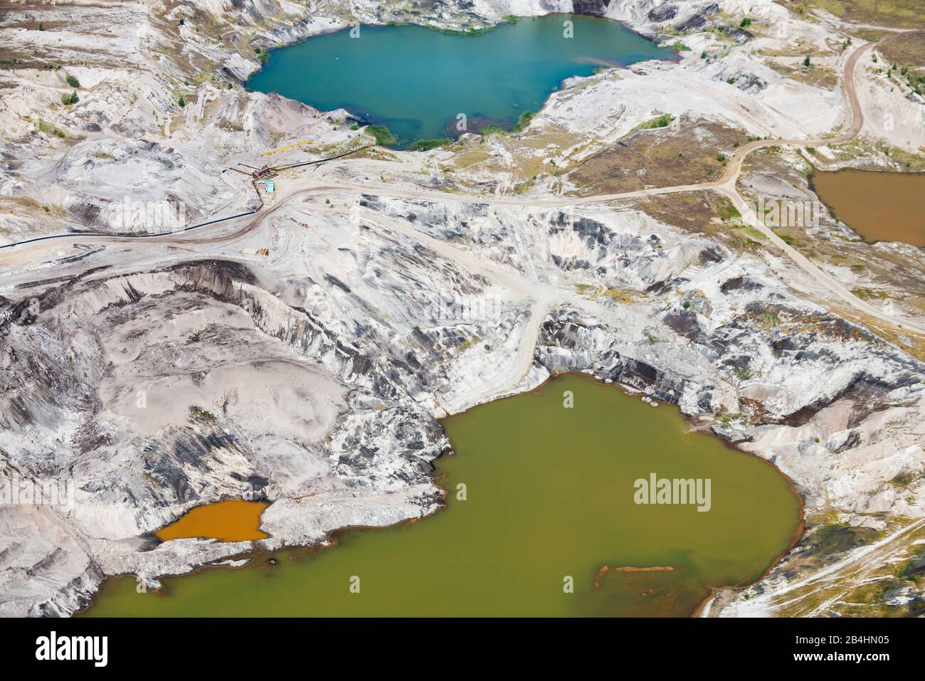 Lufttaufnahme von mineralischen Seen im Tagebau, Kohlebau, Erd- und Gestehensschichten Stockfoto