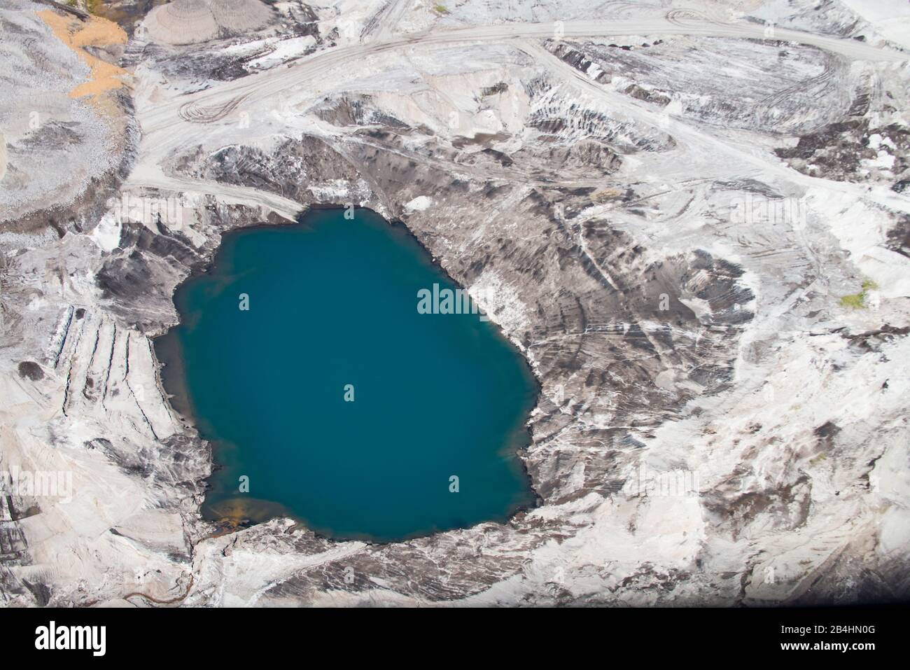 Lufttaufnahme von mineralischem See im Tagebau, Kohlebau, Erd- und Gesteinschichten Stockfoto