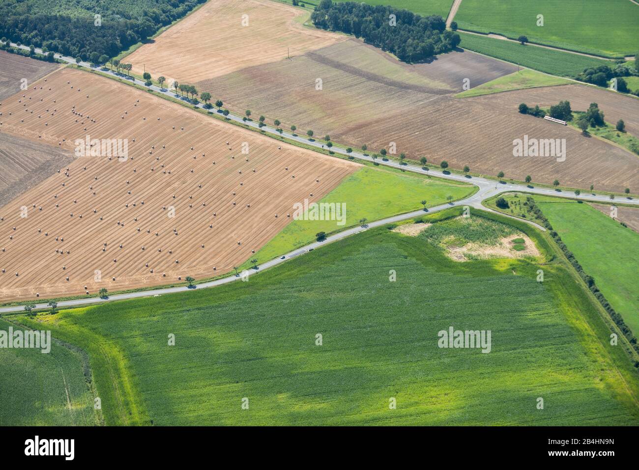 Lufttaufnahme von landwirtschaffenden Feldern und Äckern mit Landstraße und Wald Stockfoto