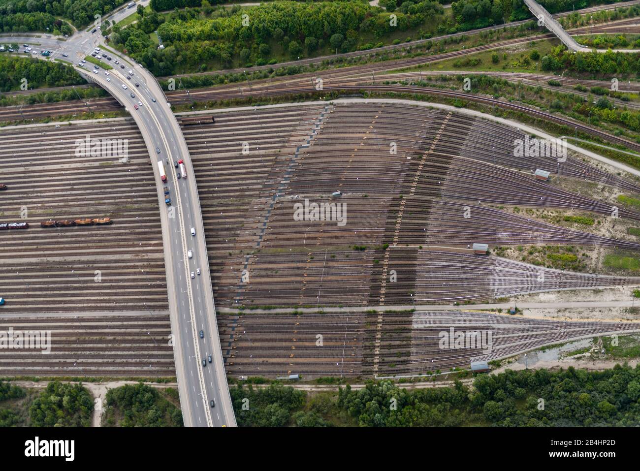 Lufttaufnahme des Gleisbettes Schwabenbächl in München mit Güterzügen Stockfoto