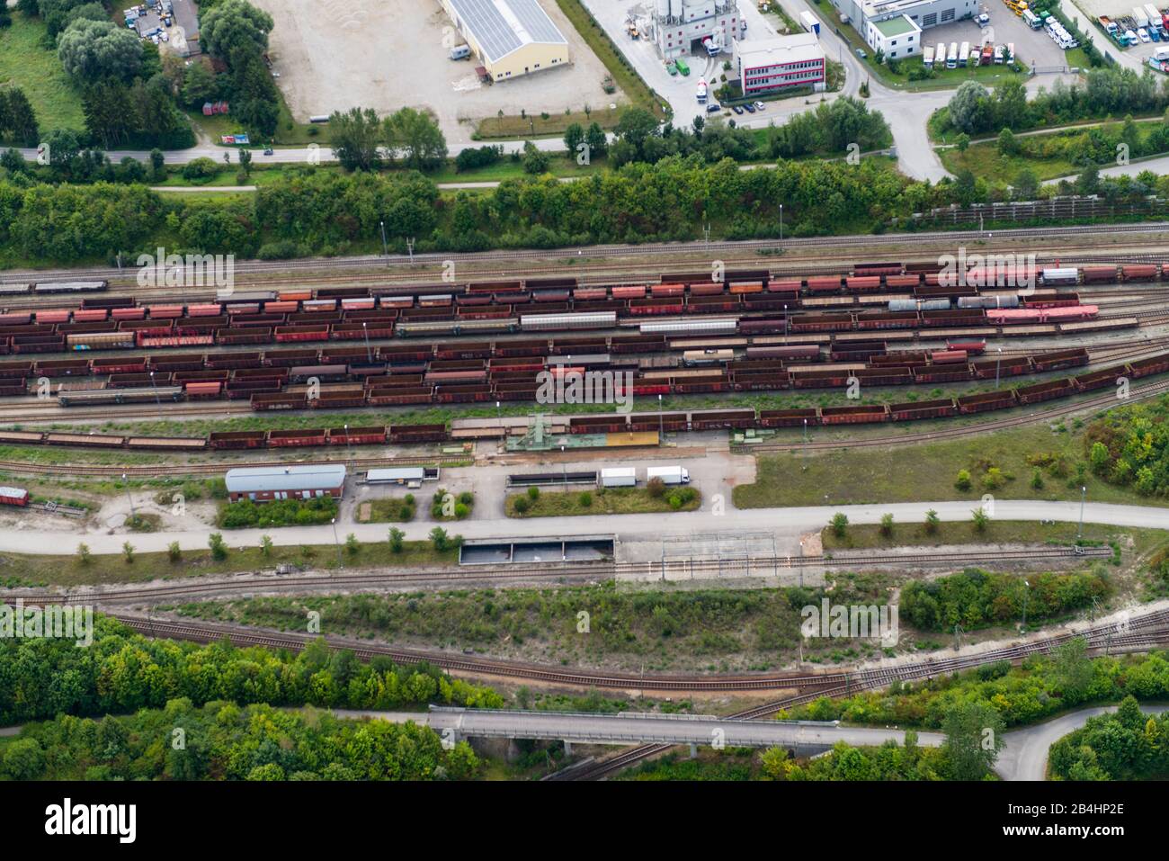 Luftbild des Gleisbettes am Schwebenbächl in München mit Güterzügen Stockfoto
