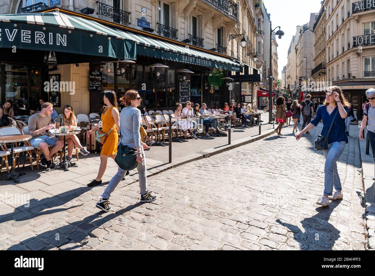 Straßenszene mit Fußgängern und Straßencafés, Paris, Frankreich, Europa Stockfoto