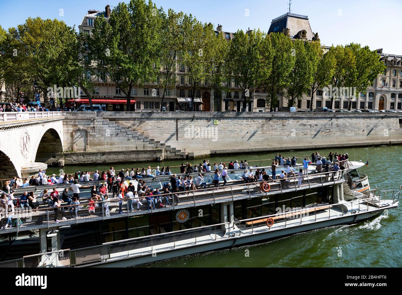 Ausflugsboot mit Passagieren fährt entlang der seine, Paris, Frankreich, Europa Stockfoto