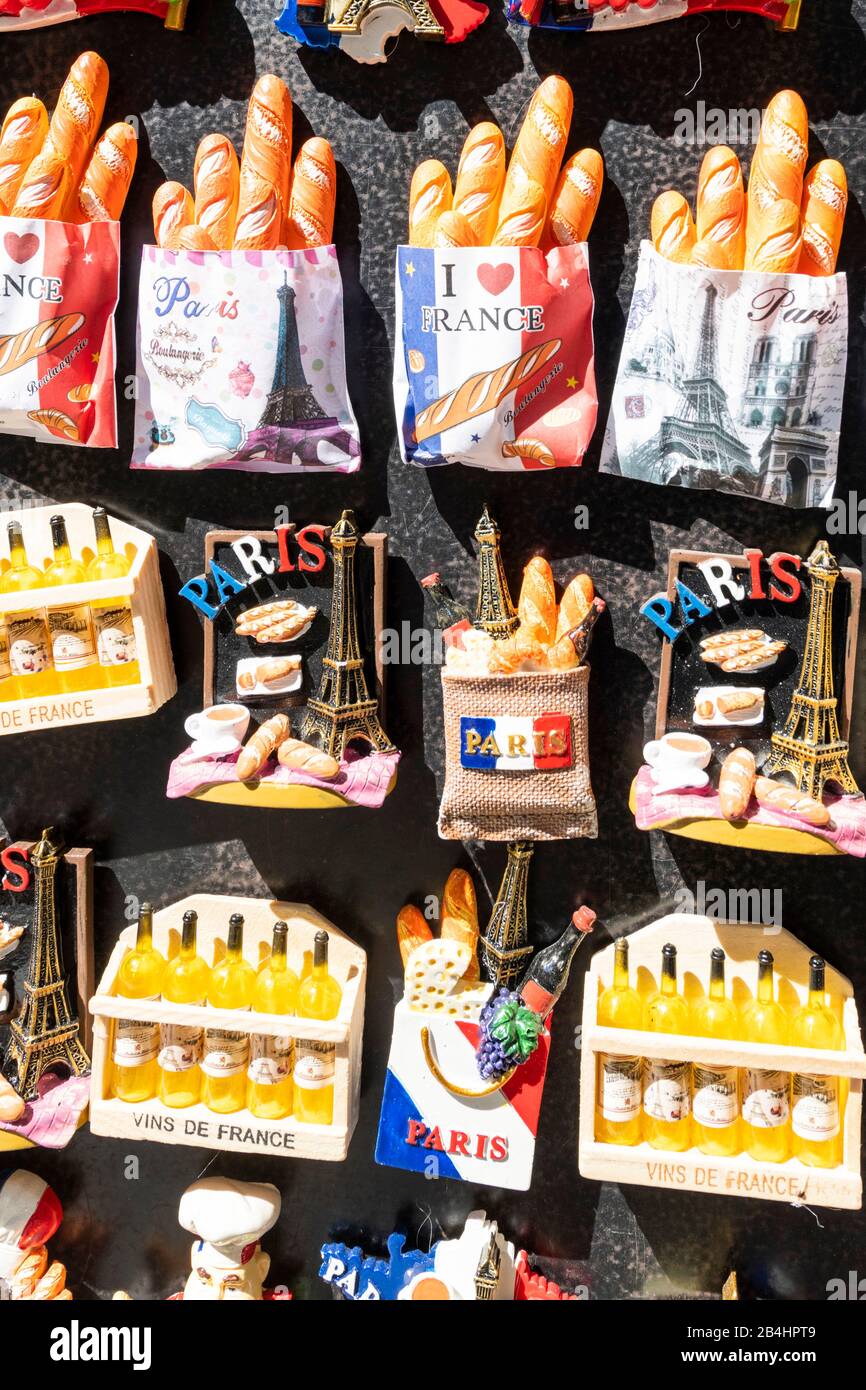 Typische Pins, französische Souvenirs, Paris, Frankreich, Europa Stockfoto