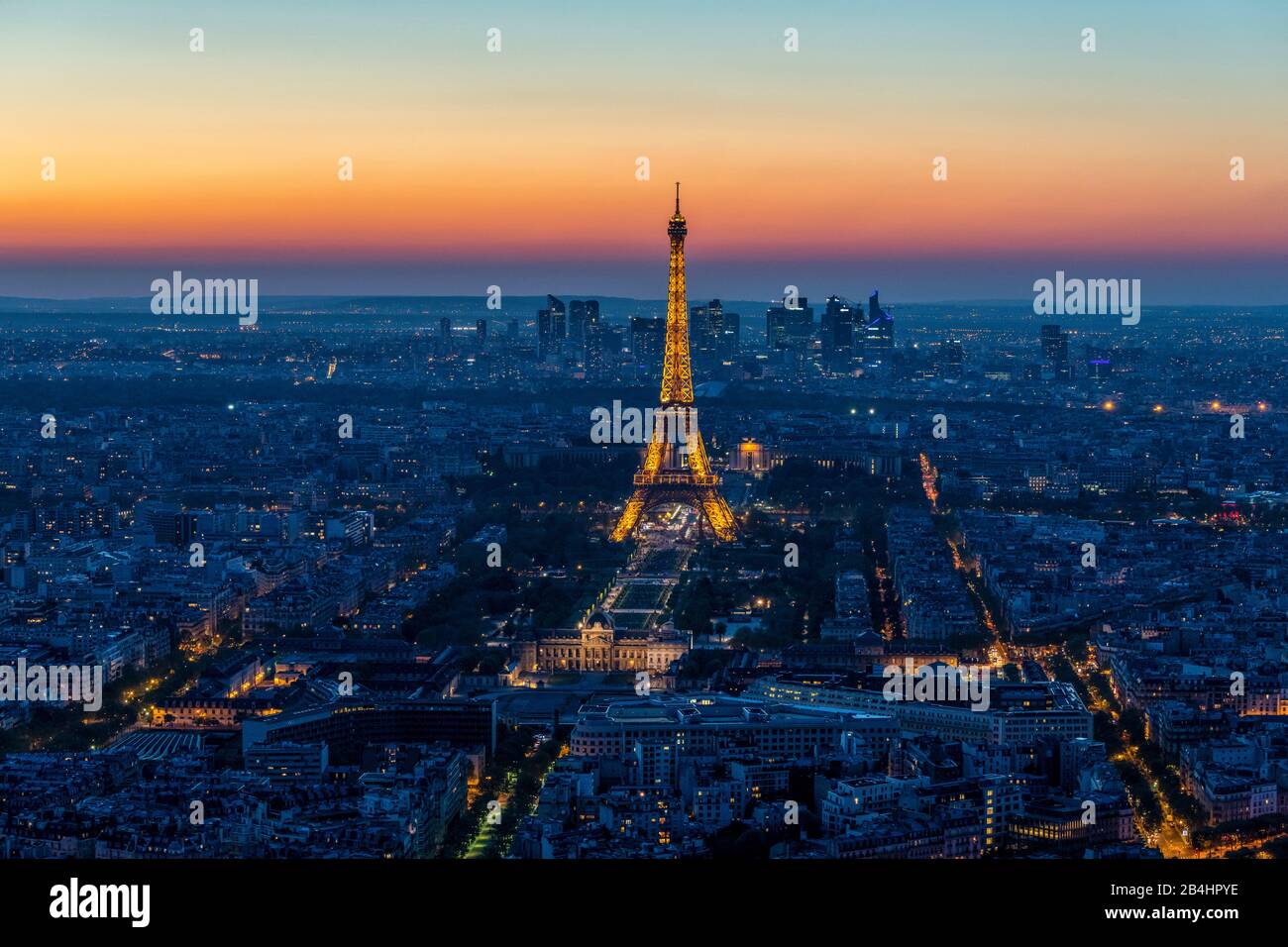 Der leuchtende Eiffelturm bei Abenddämmerung vom Hochhaus Tour de Montparnasse aus gesenen, Paris, Frankreich, Europa Stockfoto