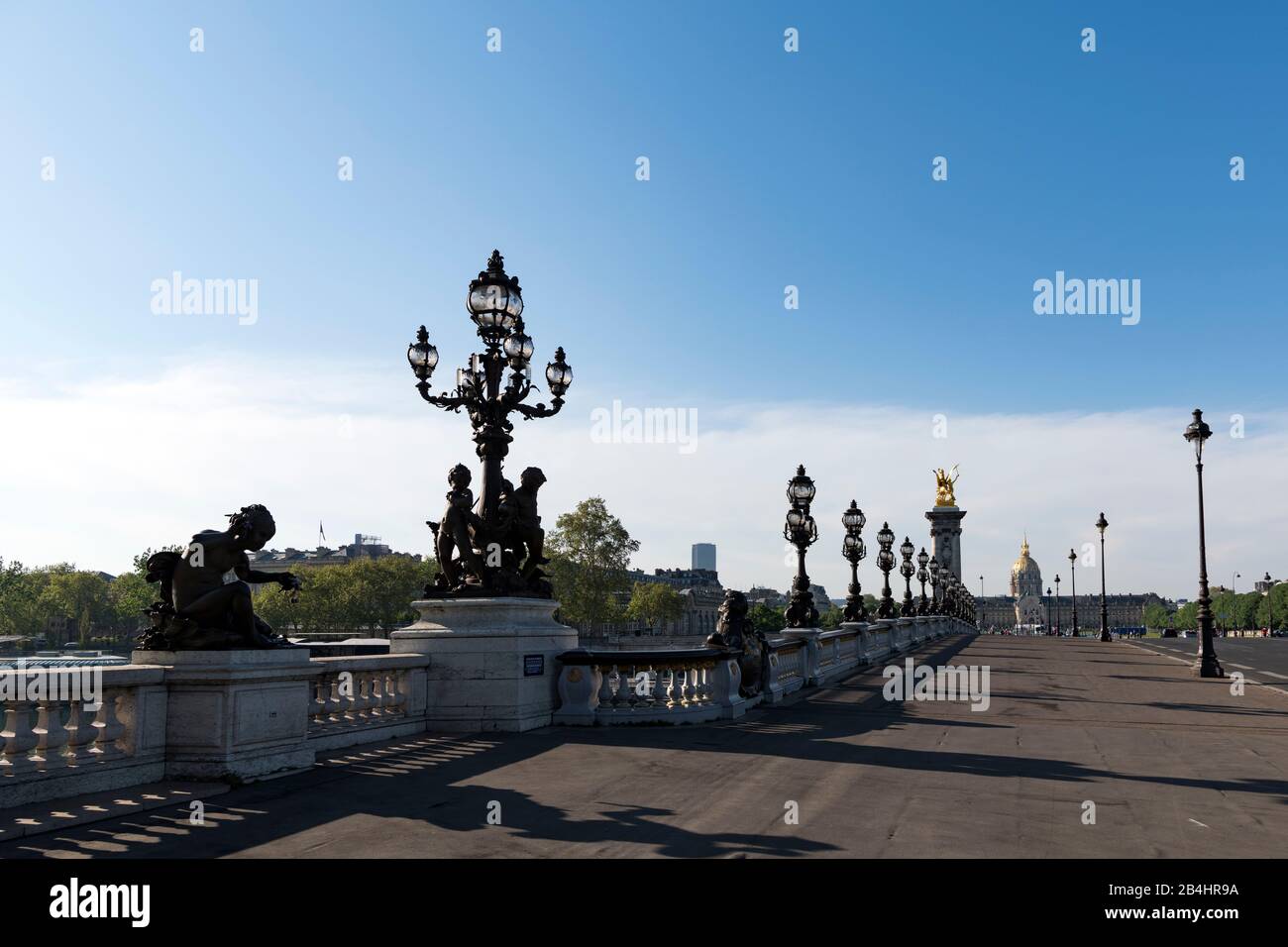 Straßenlatern der Renaissance auf der übermückten Brücke Pont Alexandre III, Paris, Frankreich, Europa Stockfoto