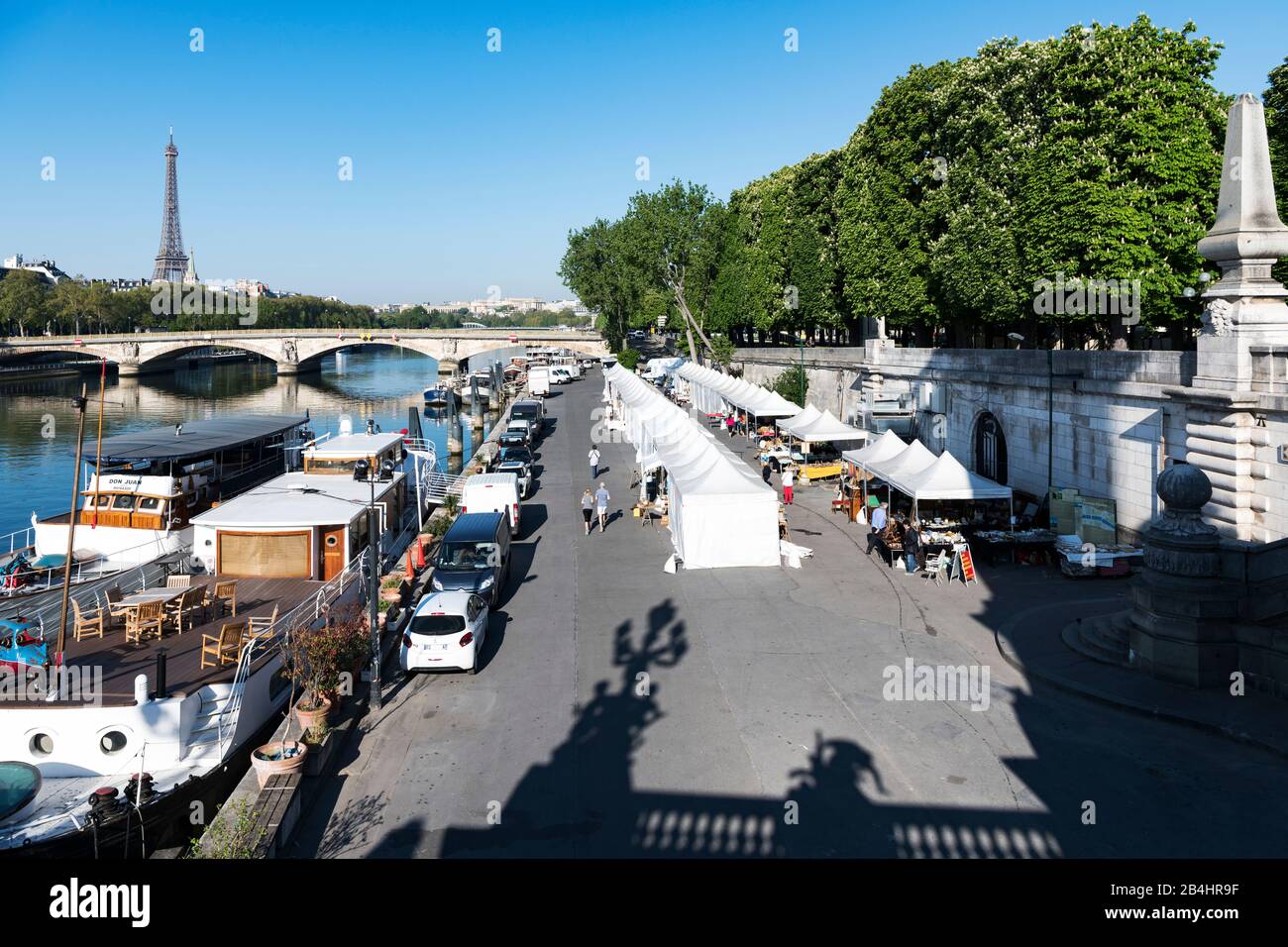 Blick von der Brücke Pont Alexandre III auf die Marktstände am Ufer der seine, Paris, Frankreich, Europa Stockfoto