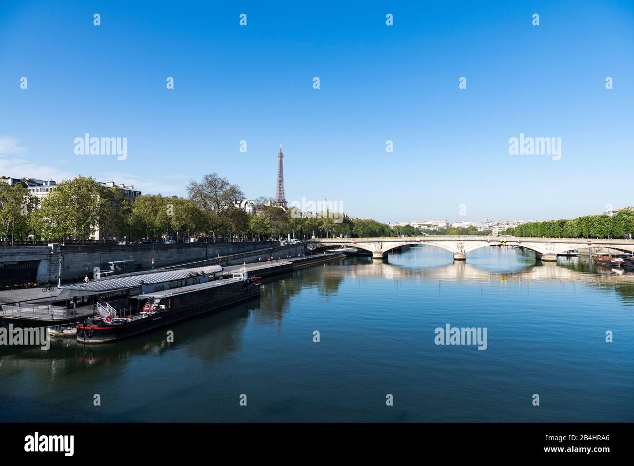 Blick von der Brücke Pont Alexandre III über die seine und die Pont des Invalides auf den Eiffelturm, Paris, Frankreich, Europa Stockfoto