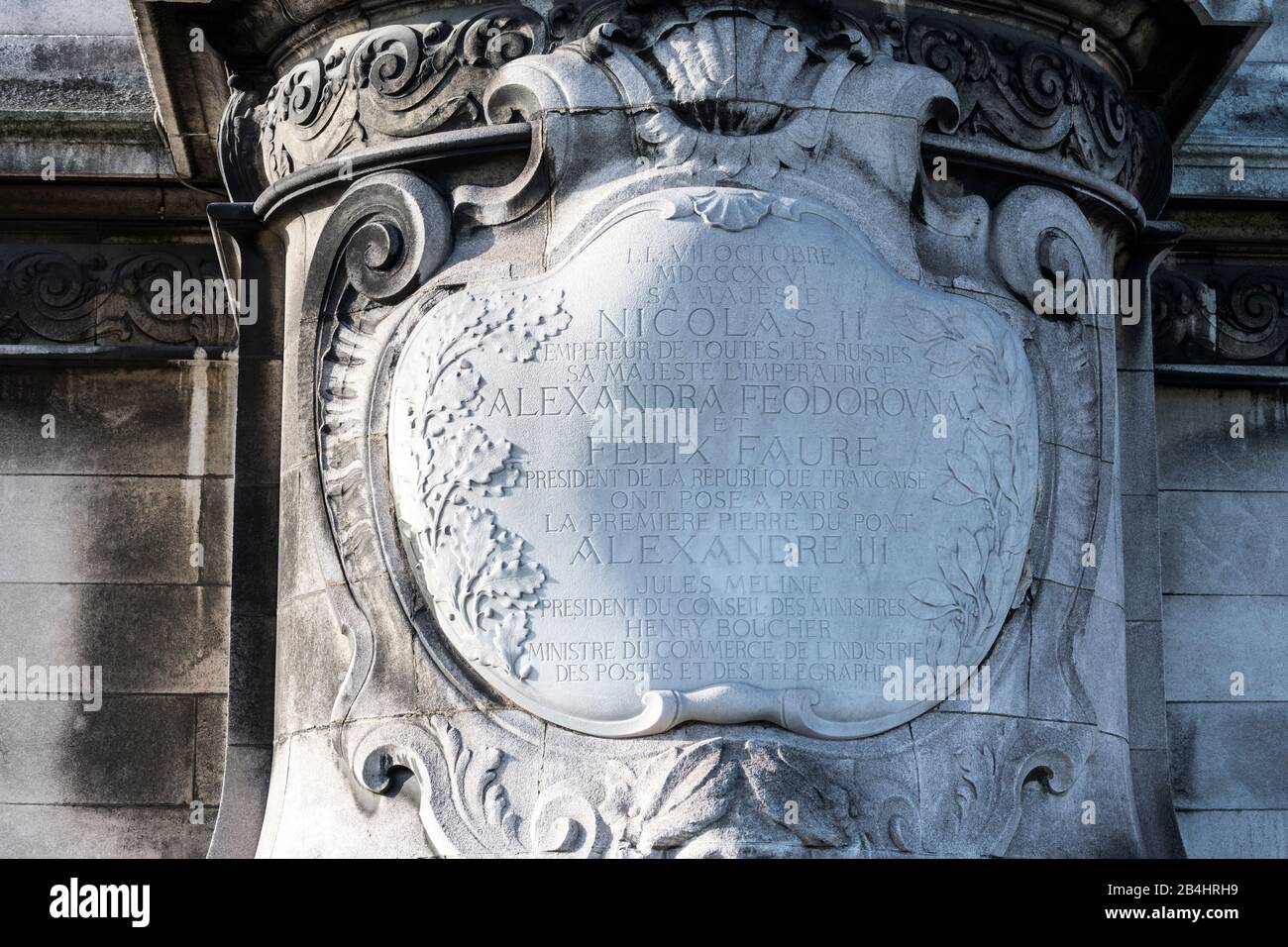 Aufschrift auf einem Pylon vor der Brücke Pont Alexandre III, Paris, Frankreich, Europa Stockfoto