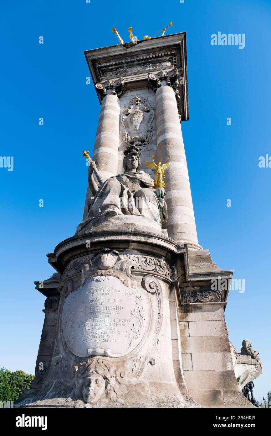 Die Statue La France sous Louis XVI von Laurent Marqueste mit Zepter und Engel auf einem der Pylone vor der Brücke Pont Alexandre III, Paris, Frankrei Stockfoto