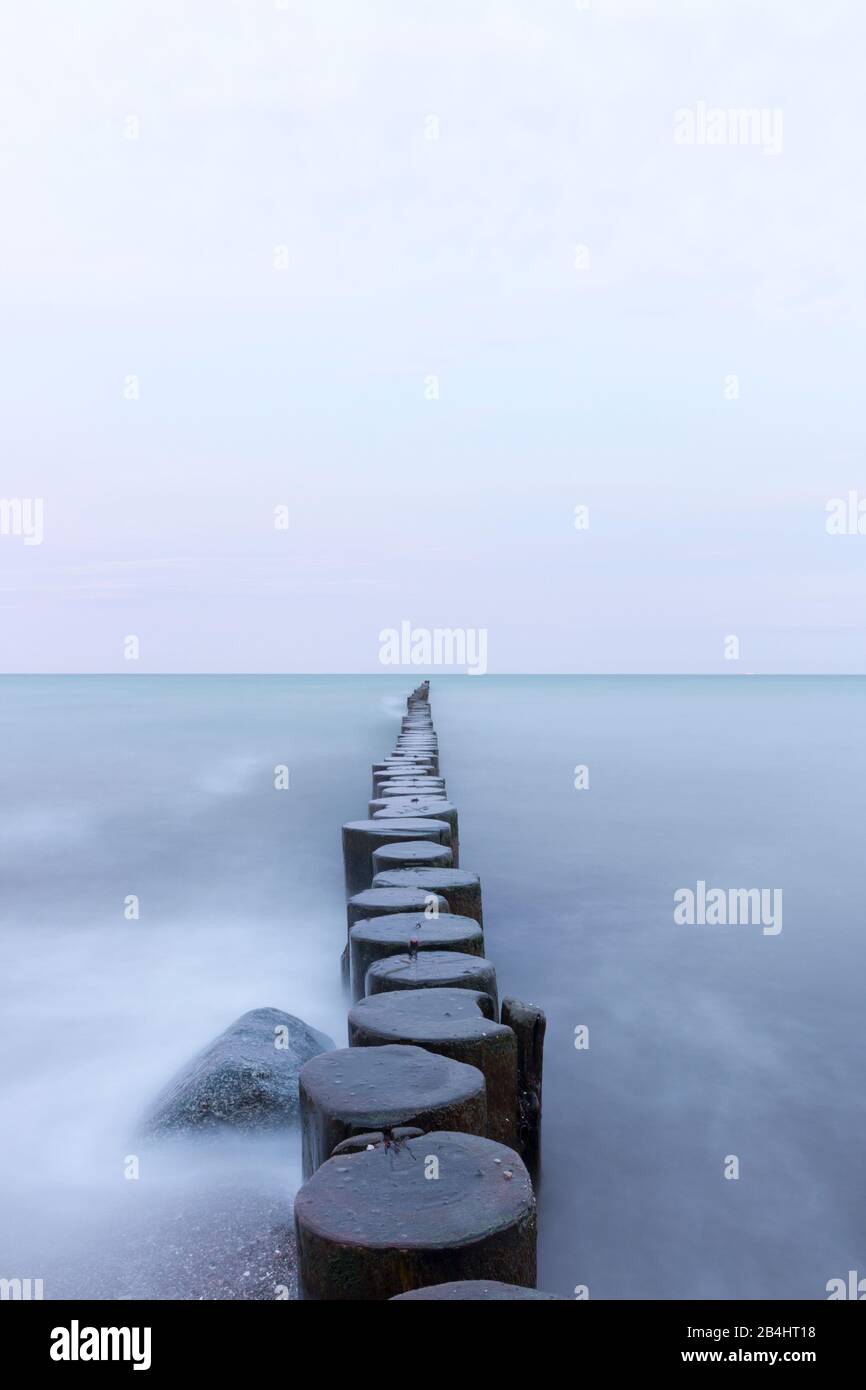 Deutschland, Mecklenburg-Vorpommern, Wustrow, Wellenbrecher, Groynes, Ostsee. Stockfoto