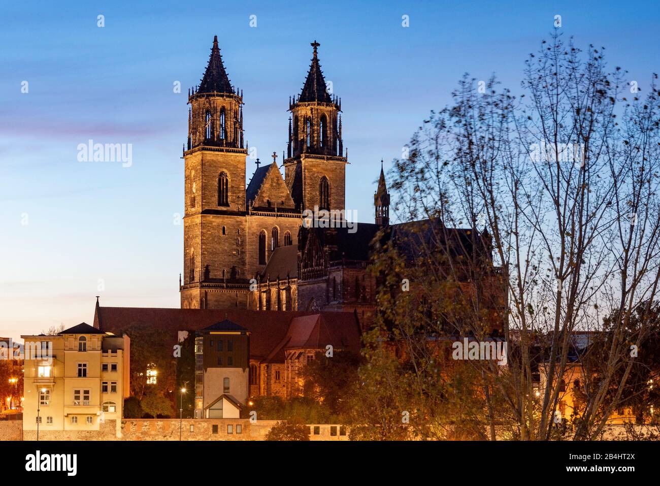 Deutschland, Sachsen-Anhalt, Magdeburg, Blick auf den Dom zu der Blaustunde. Stockfoto