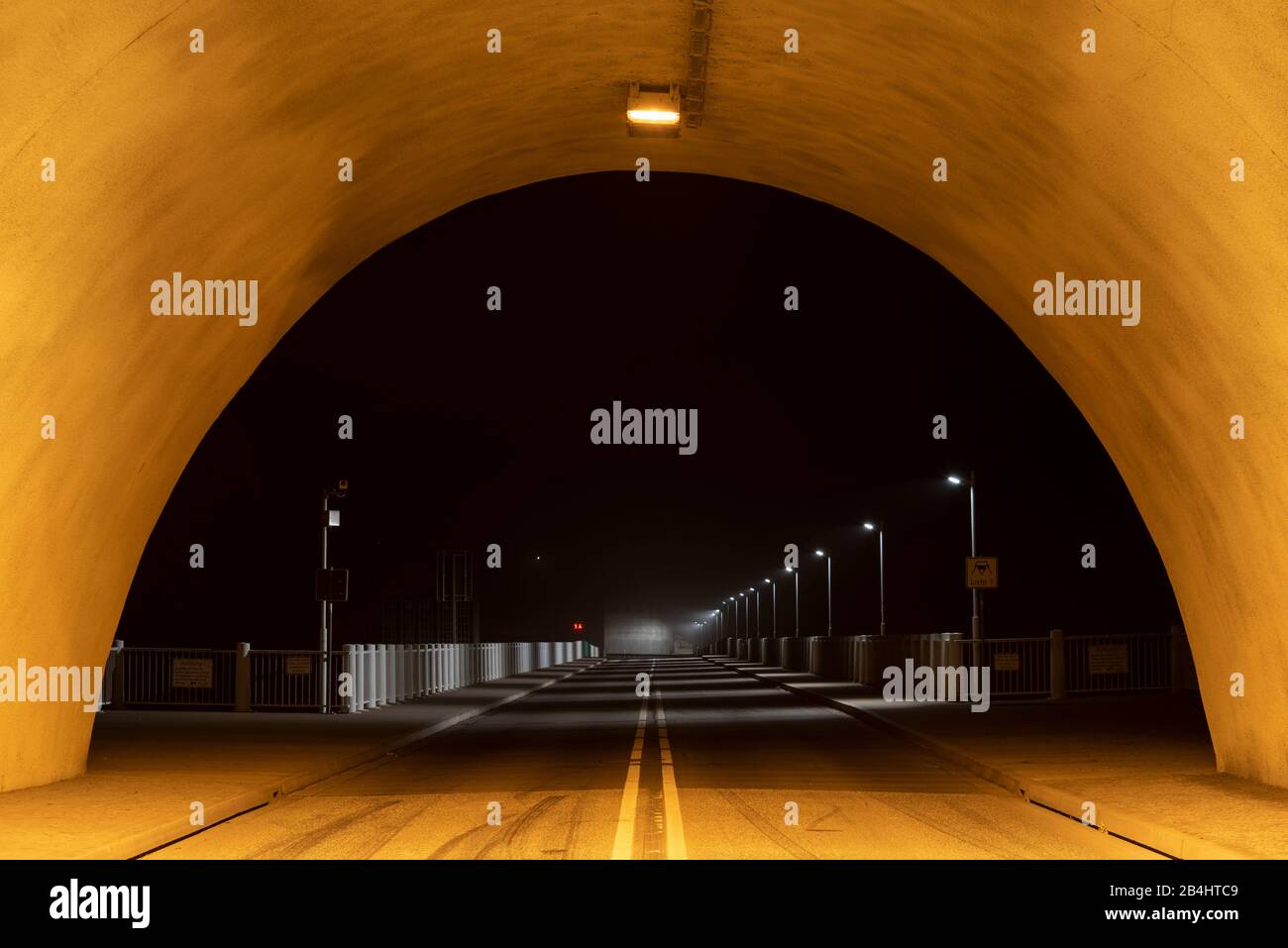 Deutschland, Sachsen-Anhalt, Oberharz, Tunnel zur Rappbodetalsperre, Autotunnel, nachts Harz. Stockfoto