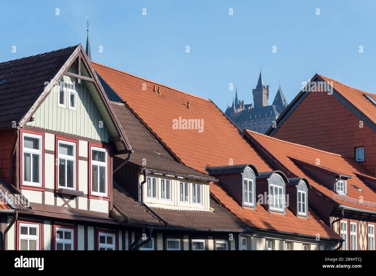 Deutschland, Sachsen-Anhalt, Wernigerode, Blick auf das Schloss, rote Dächer, Werkstatthäuser, Wernigerode, Harz. Stockfoto