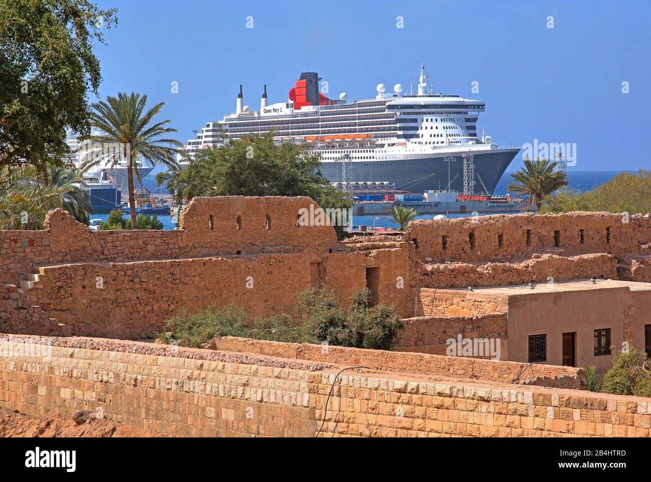 Historische Ruinen des Fort- und Kreuzfahrtschiffs Queen Mary 2 im Hafen Akaba Akaba, Golf von Akaba, Rotes Meer, Jordanien Stockfoto