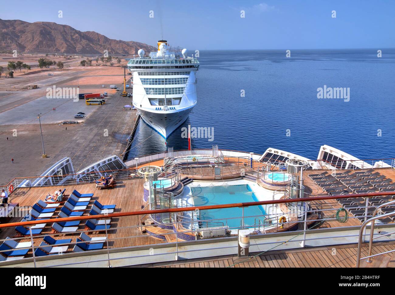Kreuzfahrtschiffe Costa Victoria und Queen Mary 2 (Nachdeck) im Hafen Akaba Akaba, Golf von Akaba, Rotes Meer, Jordanien Stockfoto